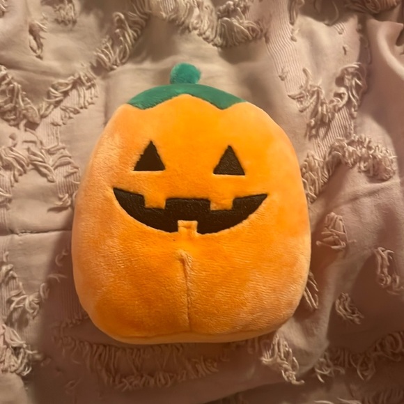 Pumpkin squishmellow - Picture 1 of 3